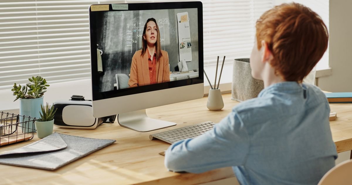 Turning video content into summaries and blog posts with TubeOnAI